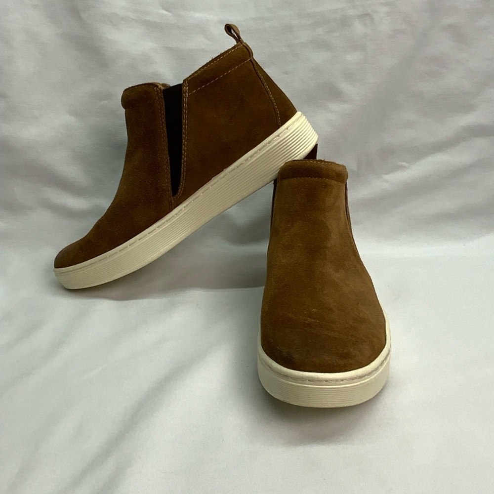 Sofft Medium Brown Suede Casual Slip-Ons Sneaker Bootie Women’s Size 8 M w/ Flaw